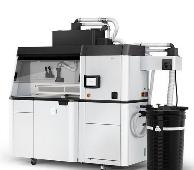 Ein moderner, weißer HP Multi Jet Fusion 3D-Drucker mit schwarzen Akzenten und Absaugvorrichtungen steht als Einzelgerät vor einem weißen Hintergrund.