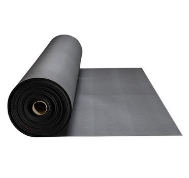 Das Bild zeigt eine Rolle aus dunkelgrauem Inducon-S-230, die teilweise abgerollt ist und auf einem weißen Hintergrund liegt.