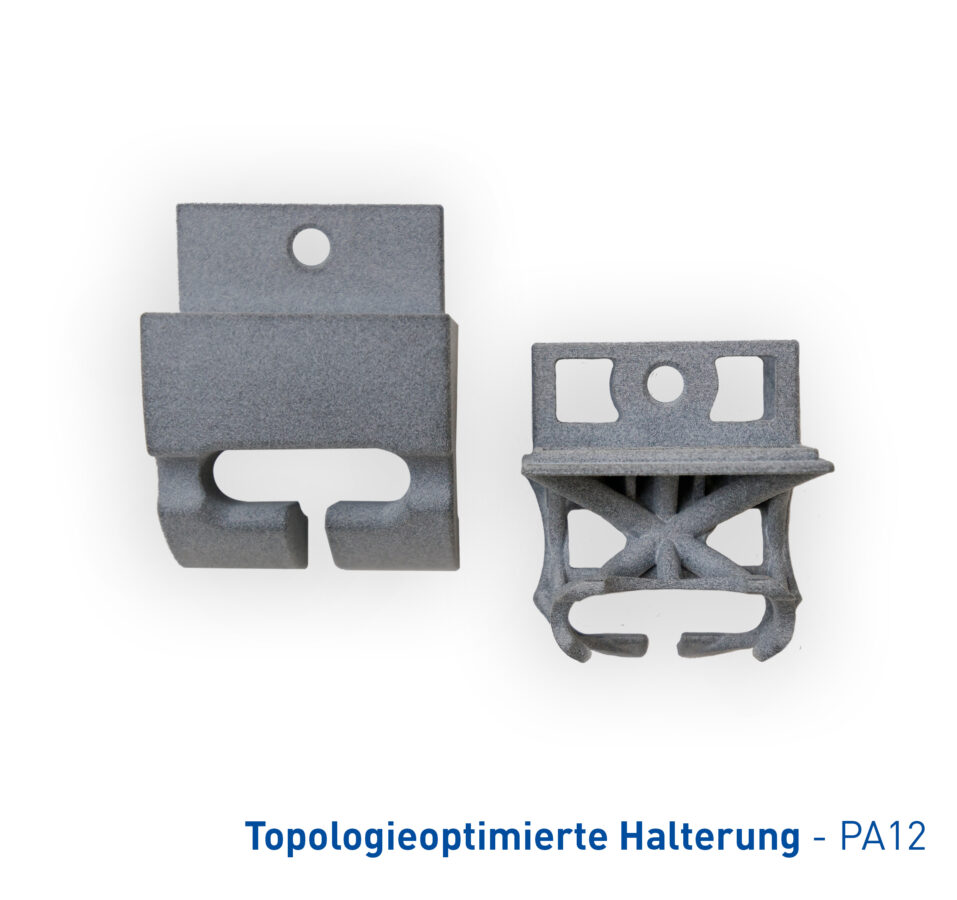 Zu sehen ist eine topologieoptimierte Halterung aus PA12, wobei das rechte Modell eine gitterartige Struktur zur Materialersparnis bei gleicher Stabilität aufweist.