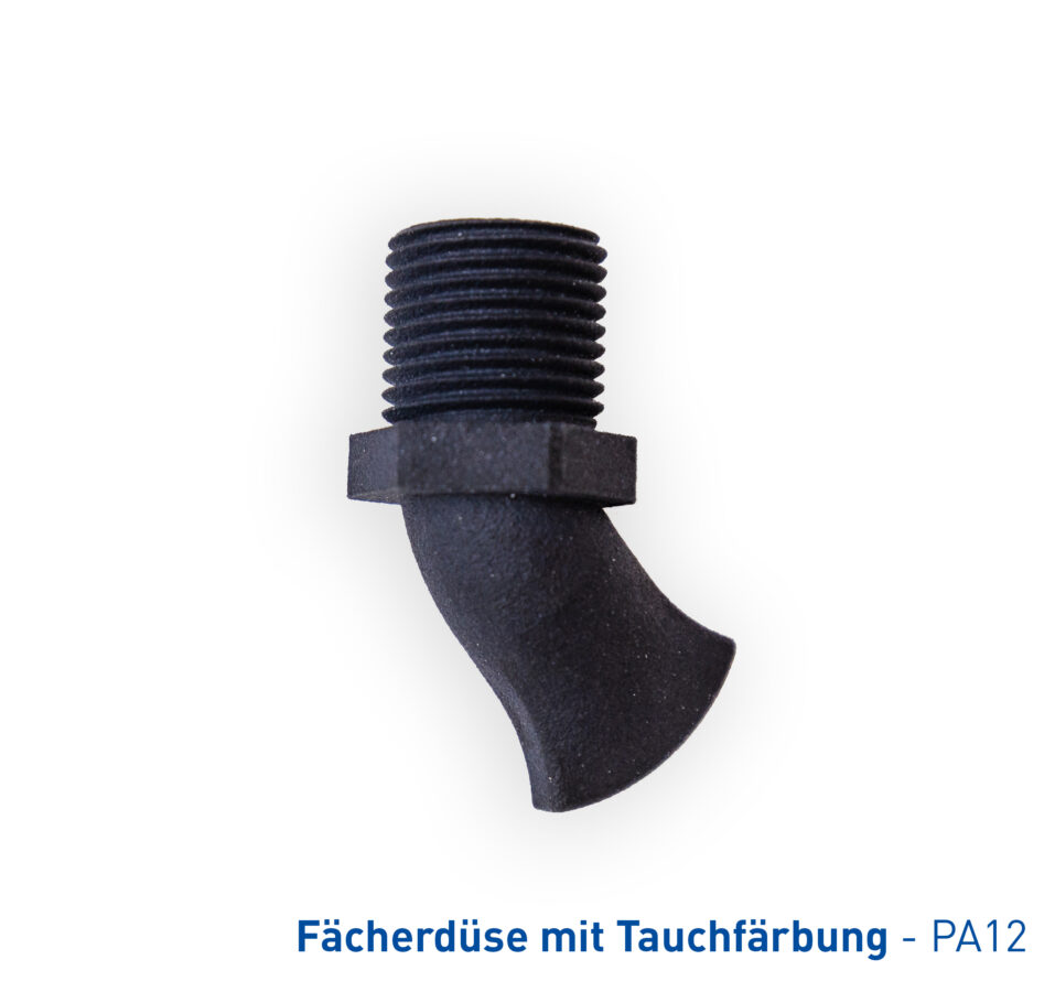 Abgebildet ist eine tiefschwarze Fächerdüse aus PA12, die ihre Farbe durch ein spezielles Tauchfärbeverfahren nach dem Druck erhalten hat.