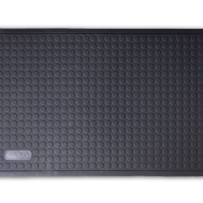 Gezeigt wird eine rechteckige, schwarze Gummimatte mit einer Noppenoberfläche und einer Logo in der unteren linken Ecke.