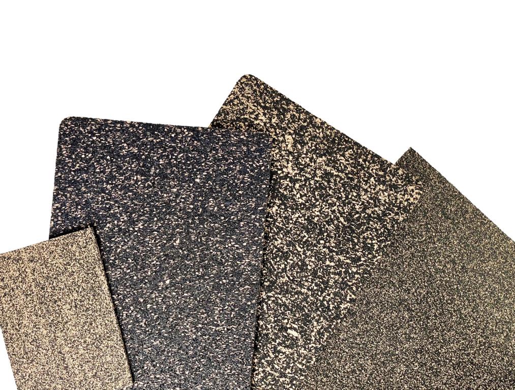 Es sind mehrere Platten aus einem gesprenkelten Material zu sehen, welche Gummikorkplatten sind.