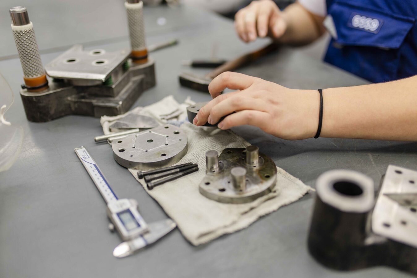 Ein Mitarbeiter der Firam Späh baut ein Stanzwerkzeug auseinander.