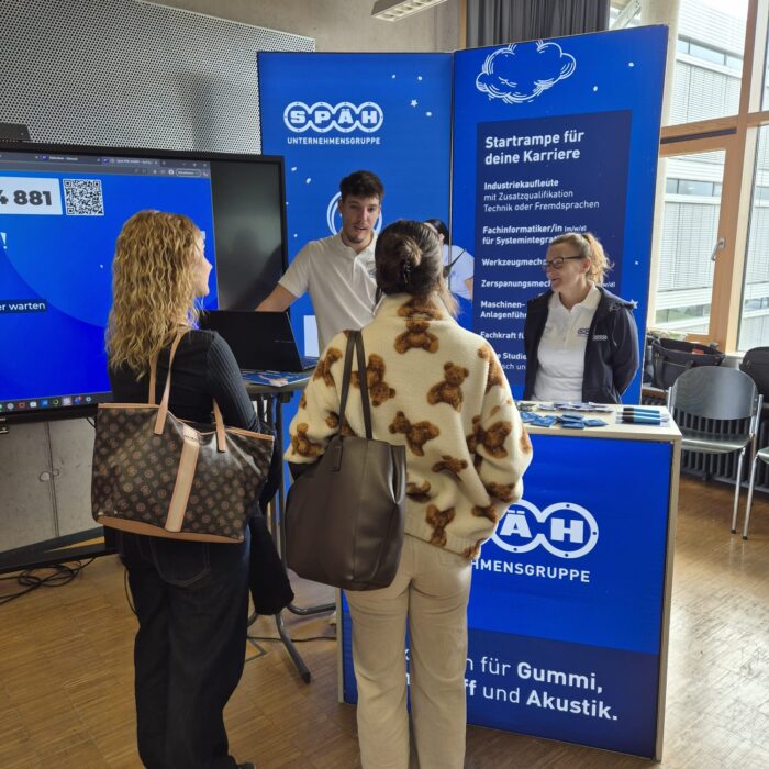 Ausbildungsmessestand der Karrierebörse an der FH Albstadt-Sigmaringen. Es sind zwei Mitarbeiter der Firma Späh zu sehen