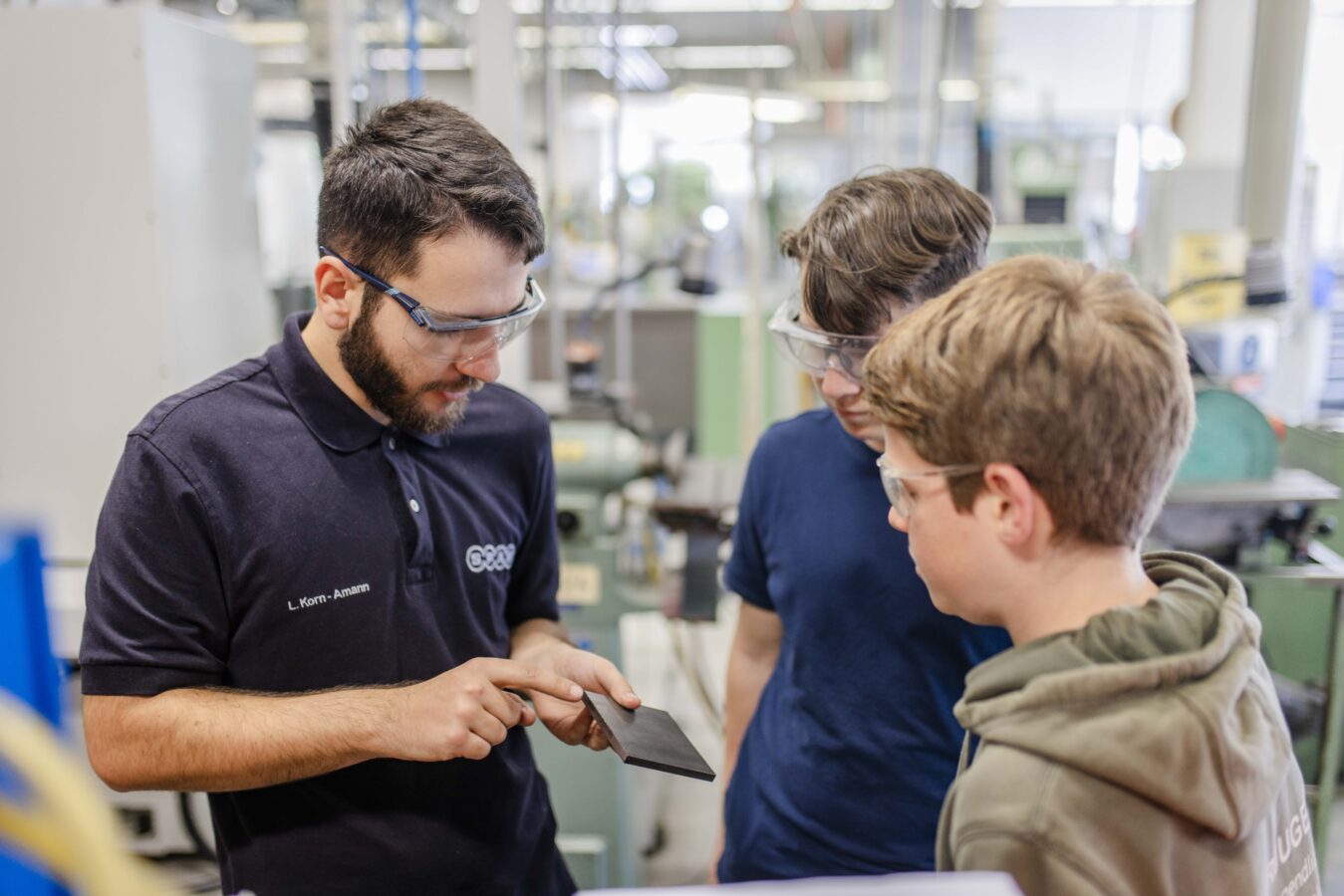 Prakitkum bei der Firma Späh, es sind 2 Praktikanten zu sehen und ein Späh-Mitarbeiter