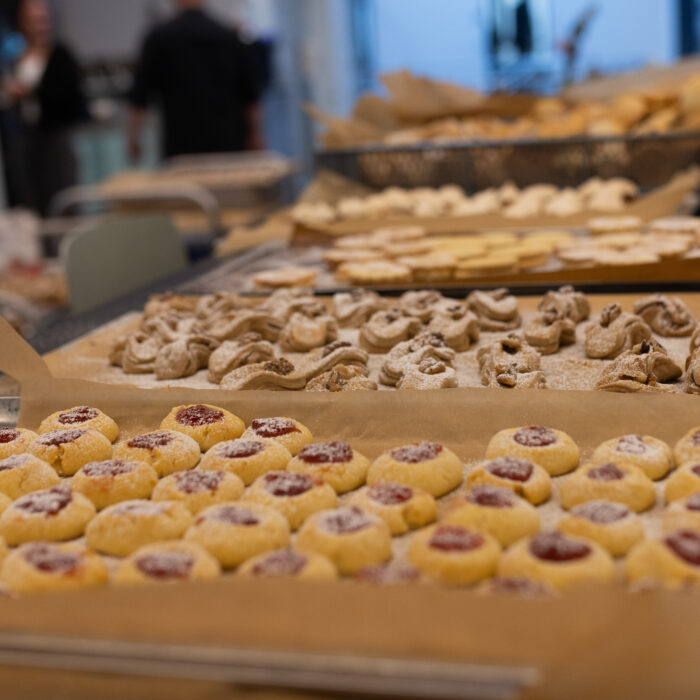 Mehrere Backbleche mit verschiedenem Weihnachtsgebäck das von Späh-Mitarbeitern in der Kantine gebacken wurde.